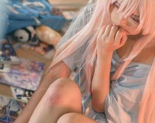 神沢永莉的定制写真，奶牛的姿态还用说吗？让我一阵迷醉。
