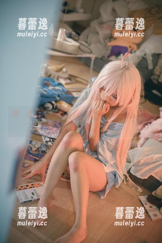 神沢永莉的定制写真，奶牛的姿态还用说吗？让我一阵迷醉。