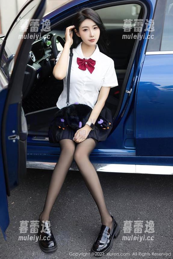 秀人网 - 当优琪琪子yuki的美足与福利写真相遇，我的眼睛表示抗议未果！