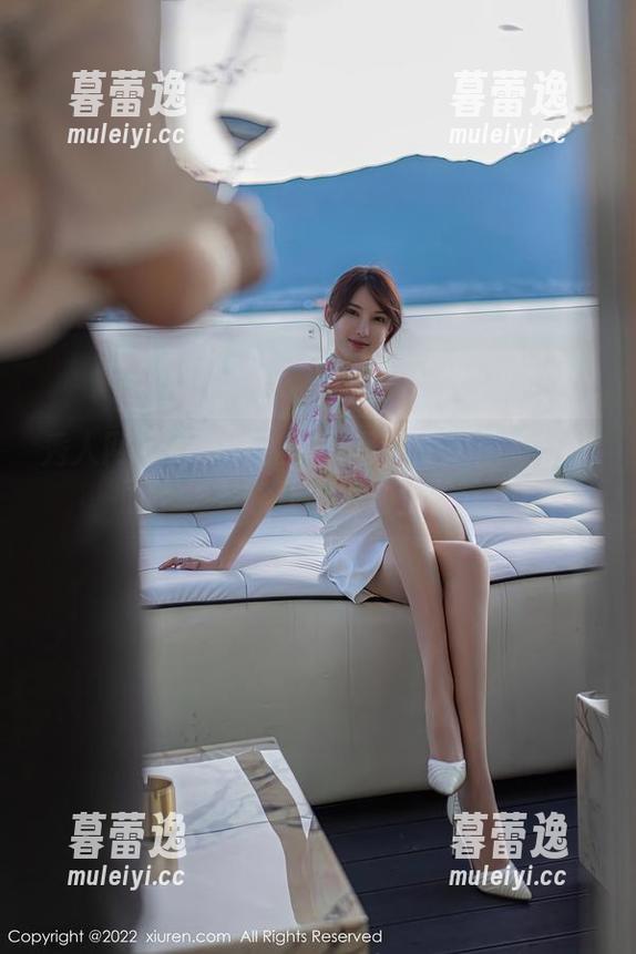 秀人网 - 叶梦轩的秘书写真：这图放在桌面上绝对能让老板加倍关注！