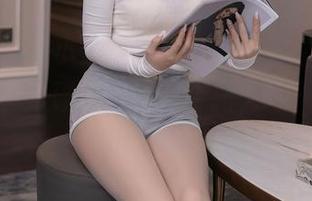 秀人网 – 是小逗逗与肉丝的奇妙组合，竟然在写真里碰撞出了一个新天地，分享给大家！