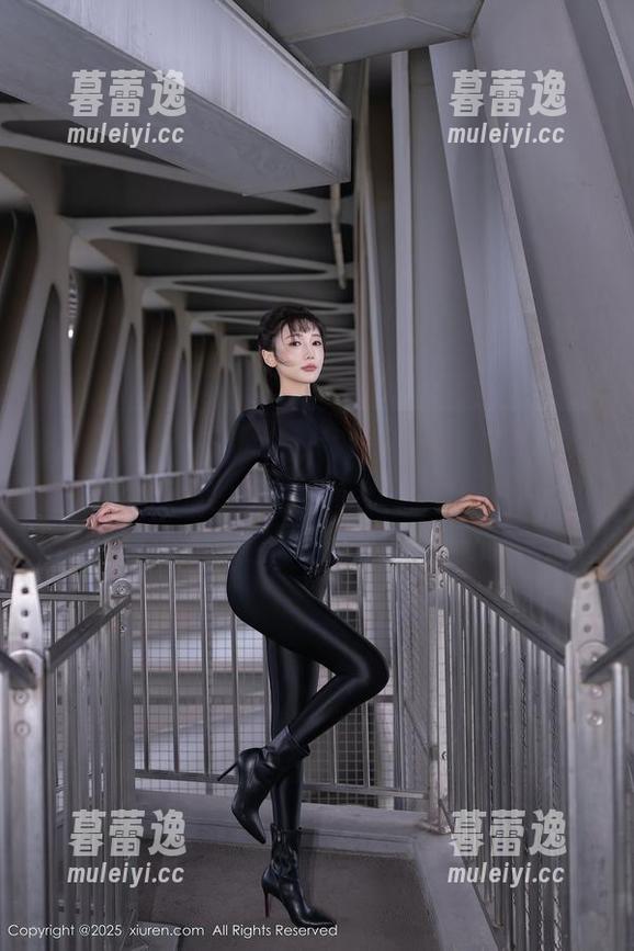 秀人网 - “秘书”：梓萱Crystal的另一个身份，免费作品大家瞧瞧！