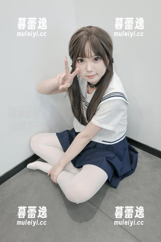 紧急企划 - 小奶糕Milky穿水手服，图中出现了一种想被抵达又想逃开的小冲动。