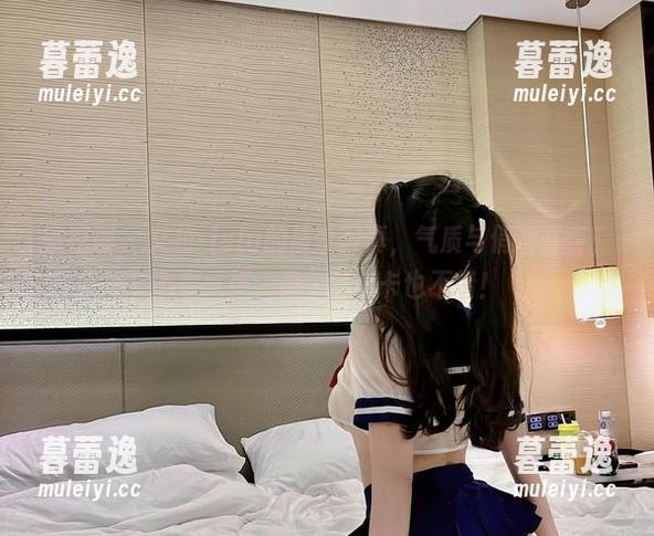 微密圈 - 艾拉·isla的吊带写真，气质与俏皮并存，下载一张，偶尔打个卡也不错！