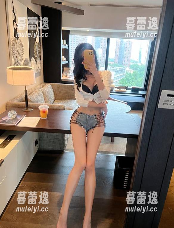 微密圈 - 福利指数飙升，葛征白丝图集震撼上架，图里总有你喜欢的点！