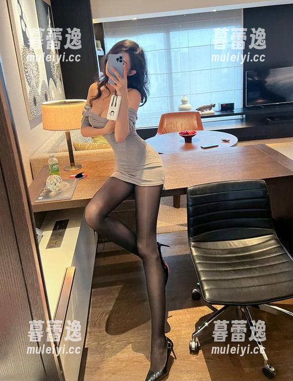 微密圈 - 毕竟是葛征，连衣裙也能穿出一米八的感脚，这次更新的写真集真让人意外。