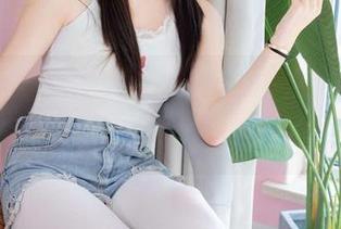 袜啵啵 – 说真的，小淳的美图配上黑白渐变丝袜，不下载就真的不懂得欣赏啊。