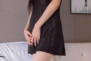 袜啵啵 – 看小甜豆穿再紧的瑜伽裤，也依旧优雅套图里的每一个动作好像都在无声抗议我家的沙发。