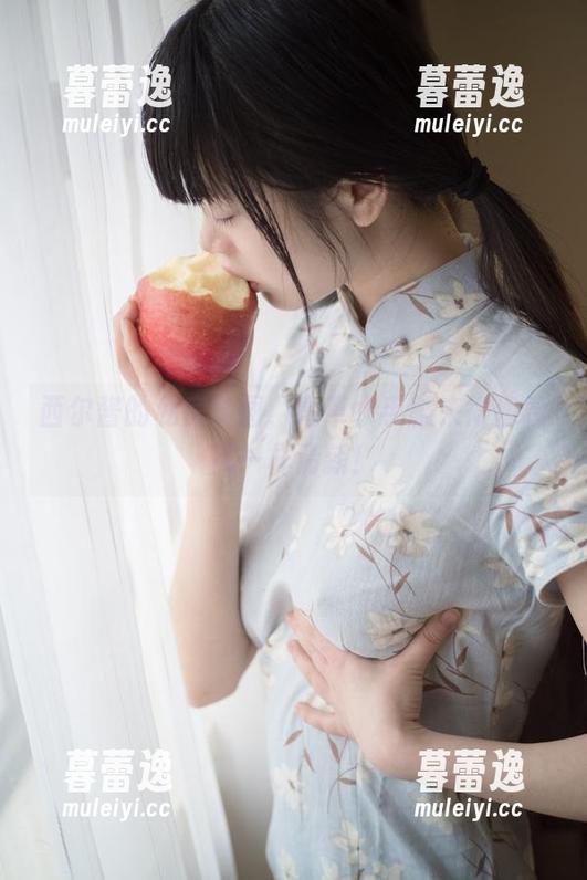 西尔酱的私房美图，青草水手服来得像春风一样清新！