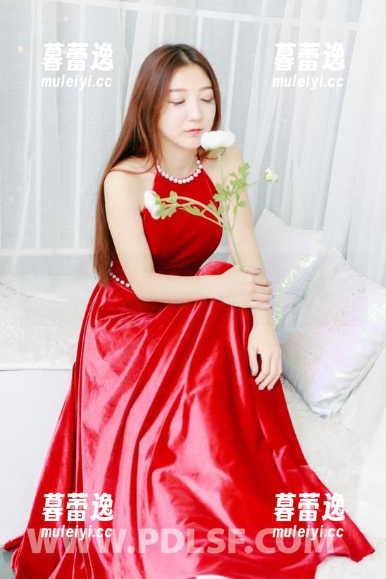 轰趴猫 - 原图里的曲曲妹妹：冷静但是在打转的姿态，真让人难以自拔。