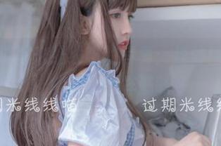 这就是过期米线线喵的写真：连体围裙，也能煮出别样滋味