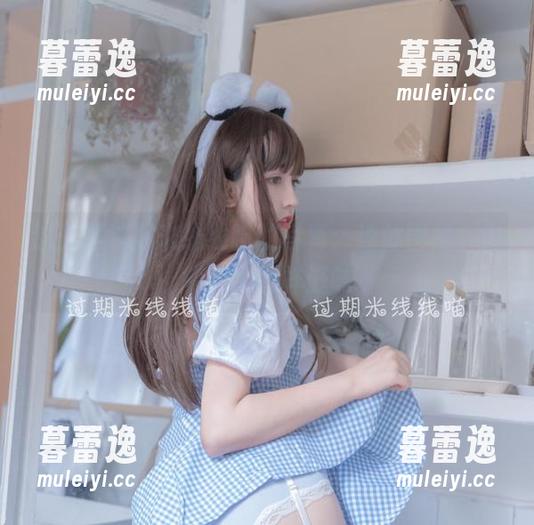 这就是过期米线线喵的写真：连体围裙，也能煮出别样滋味