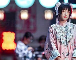 每年万圣节我都懒得准备，可阿包也是兔娘的写真真让我想试试这个COS。