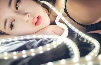 青豆客 – 精致的黄歆苑chobits，眼镜写真作品中闪烁着怎样的暗涌，让我来慢慢品味。