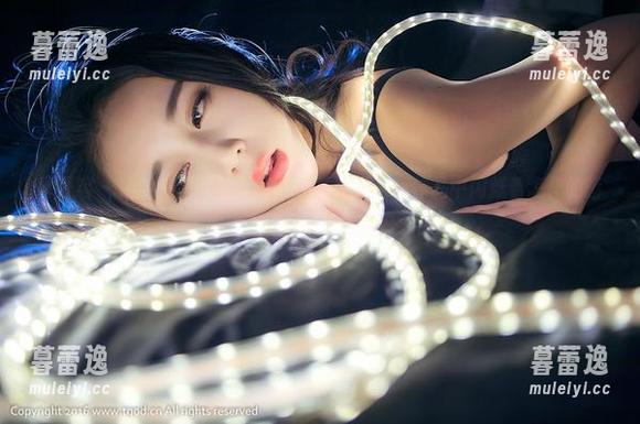 青豆客 - 精致的黄歆苑chobits，眼镜写真作品中闪烁着怎样的暗涌，让我来慢慢品味。