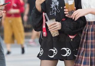 魔镜街拍 – 在商业广场，萌宝儿与哈哈镜的包臀裙旅程，不同寻常的肉丝体验！
